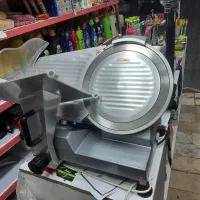 کالباس بر محک ترازو محک ۵۰ کیلویی