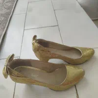 چند جفت کفش زنانه و یک جفت کفش مردانه