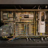 مونتاژکار تابلو برق دستگاه های سرمایشی