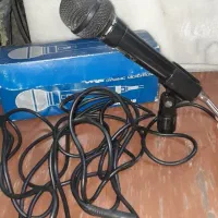 میکروفون به همراه پایه اش