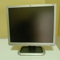 تعدادی کیس و مانیتور به صورت یکجا