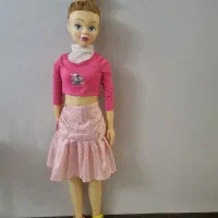 عروسک باربی ایستاده