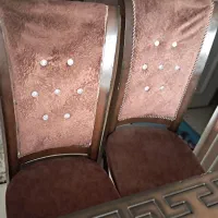میزغذا خوری ۴ نفره و۲تا صندلیها نشیمنش خراب شوده