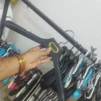 تعدادی مانکن و پروفیل ویترین و چوب لباسی و...