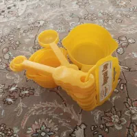 پیمانه اندازه گیری خوش رنگ وزرد رنگ