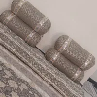 رویه کناره بالش و پشتی تو به فروش می‌رسد