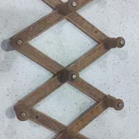 چوب لباسی چوبی قدیمی|بندرخت و رختآویز|ری, جوانمرد قصاب|دیوار