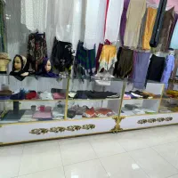 ویترین و قفسه فروشی با تمام وسایل