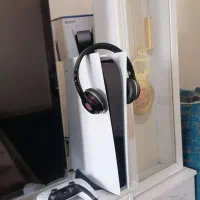 یک دستگاه پی اس فایو تک دسته بدونه هیچ خطوط خشی