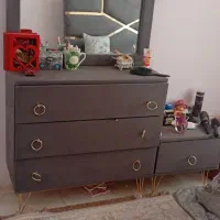 یک تخت دونفره با پاف کنار تخت و میز|تخت و سرویس خواب|محمدیه-قزوین, |دیوار