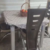 میزغذاخوری سه نفره، سه تا صندلی