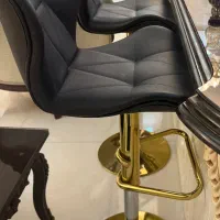 سه تا صندلی جلوی جزیره