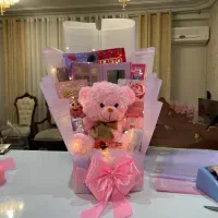 باکس هدیه ولنتاین پک دسته گل آرایشی خوراکی کادو