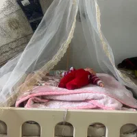 تخت کنار مادر و گهواره شو