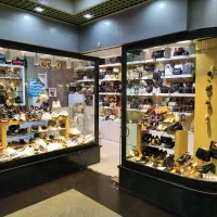 فروشنده فروشگاه کیف و کفش