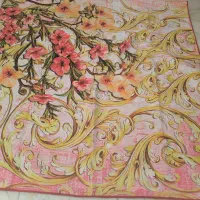 تعدادی روسری و شال