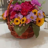 سبد گل زیبا و مجسمه