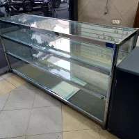 ویترین شیشه ای محکم و سالم