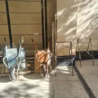 تعدادی چوب بست و فرغان