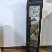 ساعت ایستاده کنار مبلی درحد نو