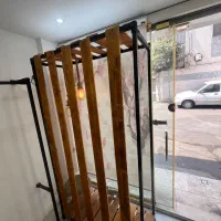 ویترین،رگال فروشگاه پوشاک  و آینه لامپدار