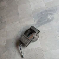 گیره سنگین تراشکاری قدیمی|ابزارآلات|اندیشه, شهرک کوثر|دیوار