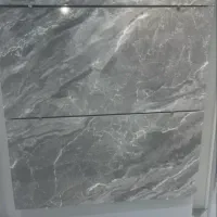 به یک فروشنده خانم. با ظاهر آراسته نیازمند