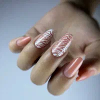 خدمات تخصصی کاشت و طراحی ناخن فومن