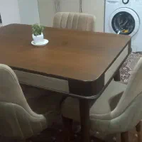 یک میز نهارخوری تر تمیز سلام چوپ روس و سالم