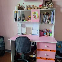 تخت ومیز تحریر