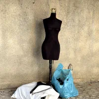 مانکن و تعدادی چوب لباسی