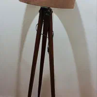 آباژور ایستاده