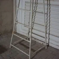 چهار پایه آهنی