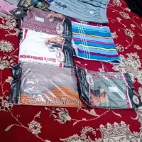 تعدادی جوراب و زیر پوش