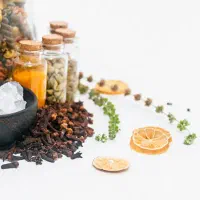 به یک فروشنده خانم جهت کار در عطاری نیازمندیم