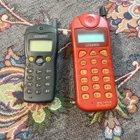 دو عدد گوشی آلکاتل پشت ویترینی