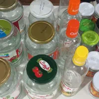 تعدادی شیشه ی رب ومربا