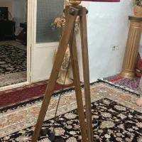 آباژور ایستاده
