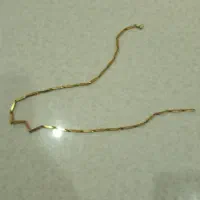 یک عدد گردنبند قشنگ نو همراه با ۳تا دستبند