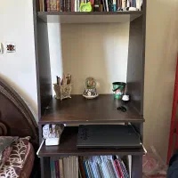 میز تحریر و کتابخانه