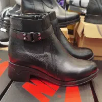 نیم بوت باکیفیت|کیف، کفش، کمربند|رشت, چله خانه|دیوار