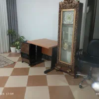 یک ساعت نو میز تحریر و صندلی و بخاری
