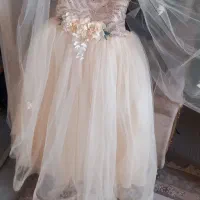 یک عدد لباس عروس دخترانه شیک ونو