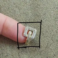 یک گوشواره طلا گم شده