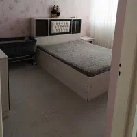 تخت دونفره همراه با پاتختی و دراور