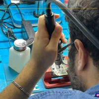 تعمیرکار و خریدار گوشی و کامپیوتر