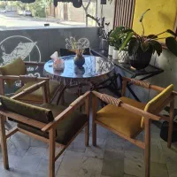 مبل  و صندلی کافی شاپی بسیار شبک‌و‌راحت نشین