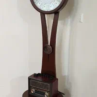 ساعت کنار سالنی چوبی و کنسول