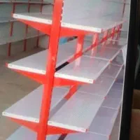 قفسه وسط فروشگاهیی