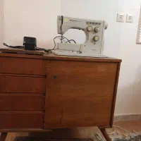 چرخ خیاطی هسکوارنا قدیمی به همراه میز